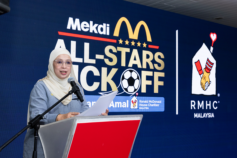 Puan Hajjah Melati Abdul Hai, Naib Presiden Kanan & Ketua Pegawai Impak, McDonald&rsquo;s Malaysia, menyampaikan ucapan dan mengumumkan perlawanan amal yang menghimpunkan Malaysia All Stars dan Mekdi All Stars untuk menyokong usaha kebajikan RMHC Malaysia.